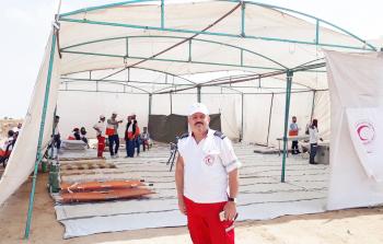 المسعف محمد الهسي خلال وجوده في خيمة العودة