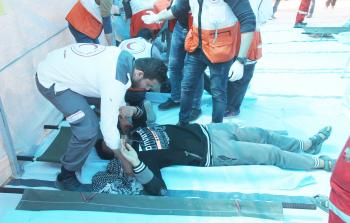 الطواقم الطبية تسعف أحد المصابين شرق جباليا (تصوير / محمود أبو حصيرة )