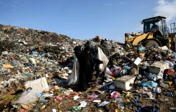 أماكن تجمع عصارة القمامة التي يستخدمها بعض المزارعين (أرشيف)