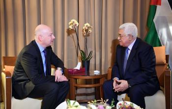 عباس أثناء لقائه بجيسون غرينبلات (الأناضول)