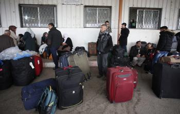 جانب من انتظار المواطنين دورهم للسفر عبر معبر رفح البري أمس  - تصوير / رمضان الأغا