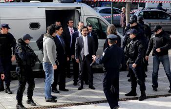 جانب من وصول الأتراك الثمانية إلى المحكمة التركية (أ ف ب)