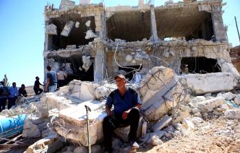 فلسطيني من الخليل يجلس أمام منزله الذي دمره الاحتلال 