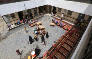 مدنيون فروا من المعارك ولاذوا بهذه المدرسة (رويترز)