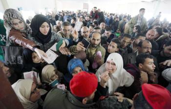 تكدس المواطنين في الصالة الخارجية لمعبر رفح للسماح لهم بالسفر أمس (تصوير / ياسر فتحي )