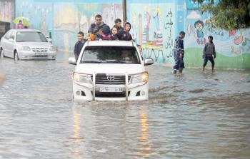 مركبة تنقل الطلاب بعد غرق الطرق الرئيسية بفعل الأمطار في غزة أمس (صفا)