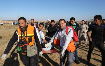 مسعفون ينقلون مصابا شرق قطاع غزة (الأناضول)