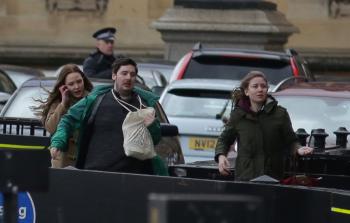 هروب عدد من المواطنين البريطانيين خلال عملية اطلاق النار (أ ف ب)