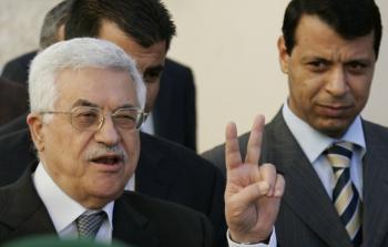 محمد دحلان (يميناً) ومحمود عباس (يساراً) (أرشيف)