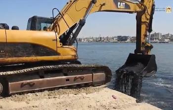 جانب من ازالة الرواسب الرملية من حوض الميناء