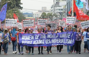 مسيرة نسوية في يوم المرأة العالمي نحو السفارة الأمريكية في مانيلا احتجاجًا على ترامب - (أ ف ب)