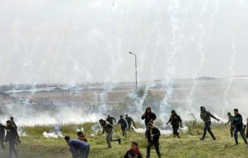 إطلاق الاحتلال قنابل الغاز السامة تجاه المواطنين أدى لإتلاف محاصيلهم الزراعية (تصوير / رمضان الأغا)