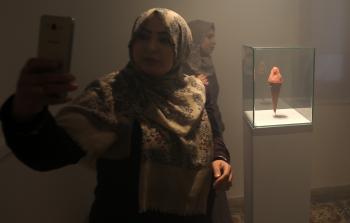 استخدمت فن النحت بالمقاربة السريالية بين الشهداء الأطفال و