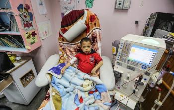 أحد الأطفال المرضى بغزة (الأناضول)