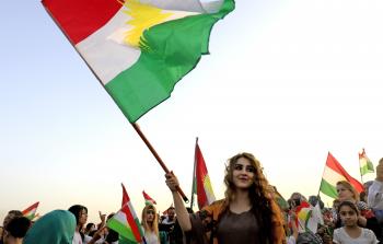 كرديات مبتهجات بقرار الاستفتاء حول الانفصال (أ ف ب)