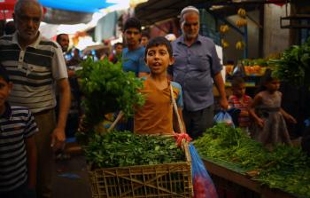 طفل يبيع الخضراوات في غزة إثر تصاعد مستوى البطالة (أ ف ب)