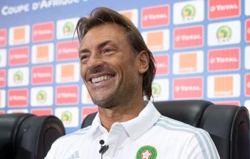 مدرب المغرب الفرنسي هيرفيه رينار خلال مؤتمر صحفي في الغابون (أ ف ب)