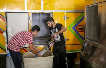 جانب من عمل مصنع للثلج في غزة (الأناضول)