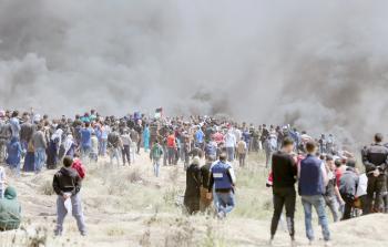 فلسطينيون يشاركون في مسيرة العودة شرق غزة (تصوير / رمضان الأغا)