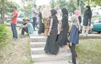 طلبة الشهيد فادي البطش يبكون فراقه في إحدى جامعات كوالالمبور (أ ف ب)