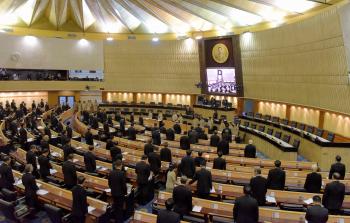 البرلمان التايلاندي أثناء دراسته لتعيين ولي العهد ملكاً خلفاً لأبيه الراحل