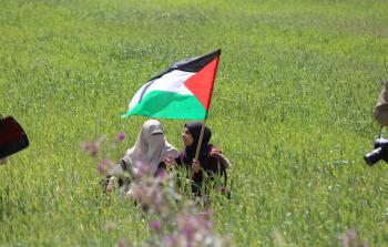 نساء يتواجدن في خيمة الاعتصام شرق خان يونس (تصوير / رمضان الأغا)