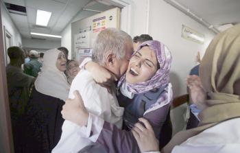 الصحفية مريم أبو فرحانة برفقة والدها بعد استشهاد شقيقها 