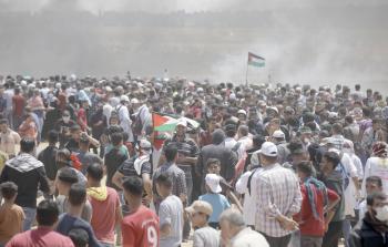 آلاف الفلسطينيين يشاركون في مسيرة العودة شرق خانيونس أمس (تصوير / رمضان الأغا)