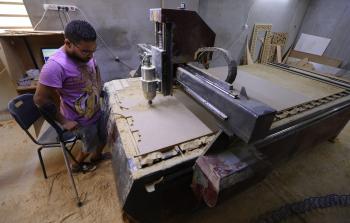 المشروع ينفذ التصميم والحفر والرسم على الخشب