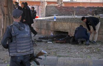  قوات الأمن المصرية تحقق في موقع الهجوم بشارع الهرم (أ ف ب)