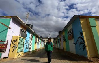 طفل فلسطيني يقف  امام كرفانات الايواء  في  مدينة بيت حانون شمال قطاع غزة  في انتظار اعادةا لاعمار  (ياسر فديح)