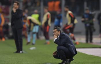 المدير الفني لبرشلونة أرنستو فالفيردي خلال مباراة الأمس (أ ف ب)