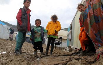 لاجئون سوريون في مخيم قرية 