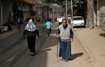 المواطنون في القطاع يعانون أوضاعاً معيشية صعبة (أ ف ب)