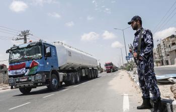 جانب من إدخال الوقود المصري لغزة (أ ف ب)