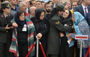 أقارب أحد الجنود الأتراك الذين قتلوا في اشتباكات مع الأكراد (أ ف ب)