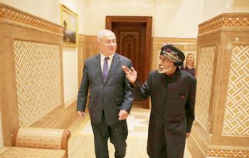 نتنياهو وسلطان عُمان في العاصمة مسقط (أرشيف)