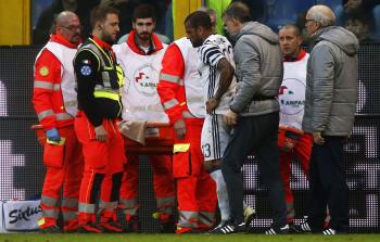 داني ألفيس خلال إصابته - (أ ف ب)