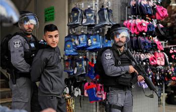 الاحتلال يعتقل أحد الأطفال (أ ف ب)