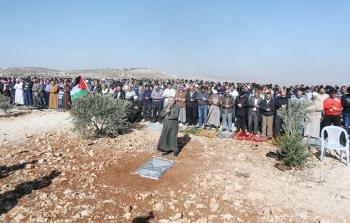 مواطنون يؤدون صلاة الجمعة في قرية قصرة بنابلس أمس (الأناضول)