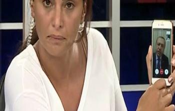 هاندي فرات أثناء بثها مكالمتها مع أردوغان ليلة الانقلاب (أ ف ب)