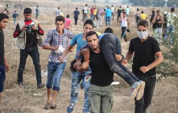 شبان ينقلون جريح أصيب برصاص الاحتلال    (أرشيف)