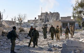 أفراد من النظام السوري يتجولون شرق حلب (أ ف ب)