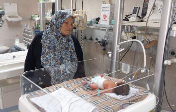 الجدة فاطمة مطر تتفقد حفيدها في المستشفى (أرشيف)