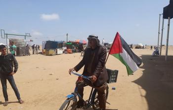 الحاج جبر أبو شقير في مخيم العودة ببلدة خزاعة 