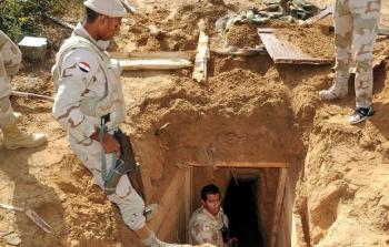 جانب من عمليات تدمير الأنفاق التي ينفذها الجيش المصري على الحدود مع قطاع غزة (أرشيف)