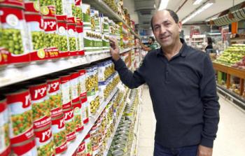 المستوطن رامي ليفي داخل أحد متاجره