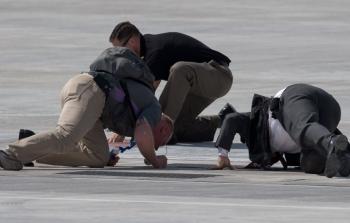 عدد من ضباط وزارة الدفاع الأمريكية خلال تأمين الطائرة الرئاسية الأمريكية (أ ف ب)