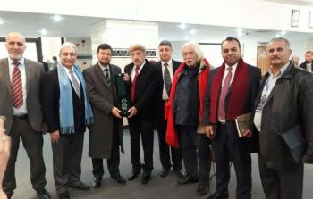 الشاعر دغش خلال استلامه جائزته