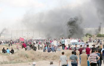 متظاهرون يشعلون الإطارات في مخيم العودة شرق غزة أمس (تصوير / محمود أبو حصيرة)